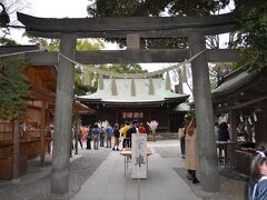 川越「氷川神社」さんの鳥居から拝殿を見ます。
（場所柄、かなりの観光客も参拝してました）