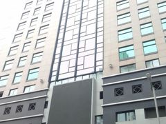 ホテルはワンポア駅から徒歩７分の「サーブ」
建物はまだ新しくてきれいだった。
フロントも感じ良く好感が持てた。