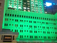 ライトアップされたペニンシュラホテル。
ここのテイータイムは６～7千円はするとか・・・。
オープントップバスから外観を♪
