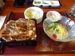 いきなり、かばくろの岡山名物ぶたかば重から。かばくろとは、豚肉の蒲焼です。考えた人は、えらい！

かばくろ総本店は、少し郊外にありますが、池を眺めながら食事もできて、落ち着きます。

豚肉2枚、ごはん大盛り。