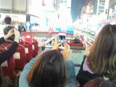 オープントップバスで夜の街をドライブ！
ちょっとスリリングなアトラクションみたい・・・。