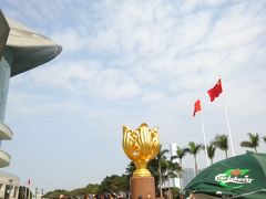 香港島に渡って香港返還記念碑を観光！
海に近いからかスゴイ強風！
観光バスもたくさん駐車していてトイレも激混み！