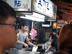 夜ごはんは臨江街夜市へ

おいしいと評判の上海生煎包へ

行列できてたからすぐわかりました