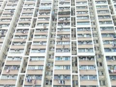 　古くて高い建物が所狭しと立ち並んでいた。
こんなに古びたアパートのように狭い部屋でも億とかの値段がするらしい・・・。
地震がないから高層ビルもＯＫなのだって！