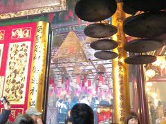 文武廟は小さな狭い寺で、長くて太い線香を皆が立てるので煙でモアーっとくすんでいた。