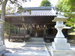 八幡神社と言います。

神主さんもおらず、人もいない少し寂しいところでした(-_-;)

 