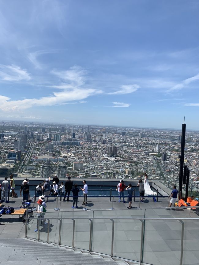 わかりにくいと思いますが、白いドレスの人とかいるところ、床がガラスになってて下が見えるのです。ガラスの床はスマホをはじめ手荷物は持ち込めず、靴に青いカバーをして入ります。