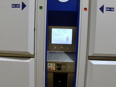 ロッテルダム駅のロッカー。クレジットカード専用です。空いているロッカーに荷物を入れふたを閉めると、ロックがかかります（しばらく操作をしないとまた空きます）。クレジットカードを入れてPINコード（暗証番号）を入力すると、ワンテンポ遅れてバーコード付きのレシートが出てきます。帰りにはこれをバーコードリーダに差し込んだ瞬間ロッカーが開きます。