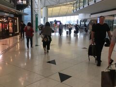 羽田空港から、まずは香港エクスプレス航空便で香港空港へ。

香港エクスプレスの飛行機内は、座席ごとのモニターも、飲み物・食べ物の提供もなし。なんとペットボトルの水も持ち込み禁止です。でも深夜便でずっと寝ていたので、特に困ることはありませんでした。

なんとか香港空港へ到着。パスポートコントロール、セキュリティチェックともに拍子抜けするほどあっけなく通過。乗り継ぎは問題なく済みそうです。