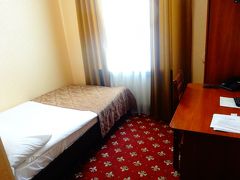 フロントのお姉さんは英語で対応してくれました。
広くはないけれど、居心地が良い部屋！
廊下にウォーターサーバーがあったのが地味に嬉しかったです。

＊ホテル　10,837ルーブル（3泊分/agoda予約）
＊宿泊代とは別に手数料　200ルーブル