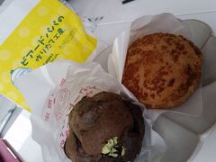 　食後のデザート用に抹茶シューとクッキーシューも購入。beard papaにて。
230円と190円。前者は5月から販売と言う限定品。限定と言う言葉に弱い私。ここも母が支払い。
　娘宅でお茶。娘がいる間にいろいろと教わらないと、やってもらわないと、母にはできないことが沢山。覚えが悪い母へのご指導料です。昔はびしびしと指導してきたので、その仕返しをされているもよう。
　あれこれ必要なものも出てきて、ヨドバシにもお買い物に。