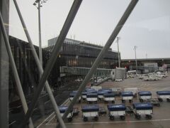 小雨のハノーファー空港に定刻に到着です。
荷物の受け取りも早かったし、空港から空港駅までの移動もスムーズでしたので、予定していた電車に無事乗ることができました。

20:36　Hannover Flughafen 発
21:40　Hameln 着