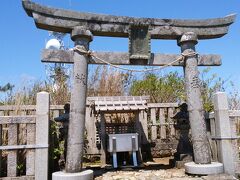 ロープウェイで9合目まで登った後、弥彦神社の奥宮までは歩きます。奥宮にたどり着いたときは達成感ありました。展望もよかったし。
ただし意外と距離があるので、舐めていると大変な目にあいます。
