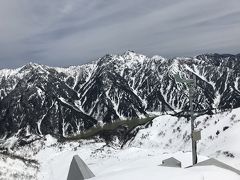 ロープウェイを登った大観峰の展望台からの眺めです。
雪山が絵になります！