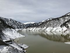 白馬から1時間くらいで扇沢に到着！
ここから立山黒部アルペンルートのスタートです。
本日は快晴です☆

添乗員さんから、今日はほとんど座れないので覚悟しておくように、との説明あり。

まずは、扇沢から関電トンネル電気バスで黒部ダムへ。
黒部湖に到着です。