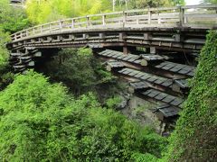 日本三大奇橋は、この１．猿橋（山梨・猿橋）２．錦帯橋（山口・岩国）までは確定していますが、３．はいくつか説があります。
①神橋（栃木・日光），
②愛本橋（富山・黒部）現存していない，
③木曾の桟（かけはし）（長野・上松町）
　あるいは祖谷（いや），
④かずら橋(徳島・三好)など