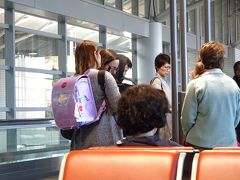 まずは中部国際空港から国内線で成田へ。
外国人観光客(?)がランドセルを背負ってました。お土産？