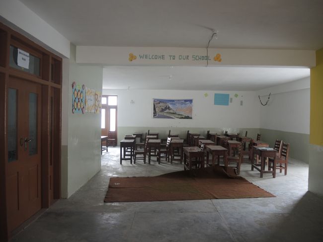 授業は終わった時間帯で誰もいませんでしたが、隙間から内部を撮影