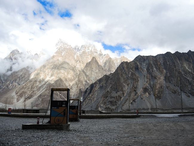 何もないカラコルムハイウェイ沿いの荒野にポツンとガソリンスタンドが。<br /><br />昔ならシルクロードを行きかうキャラバンのための水場でしょうか。<br />