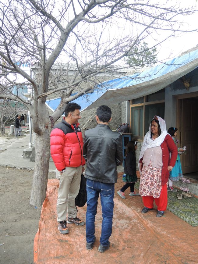 左はガイドのカリームさん　話しているのは親戚筋でしょうか。