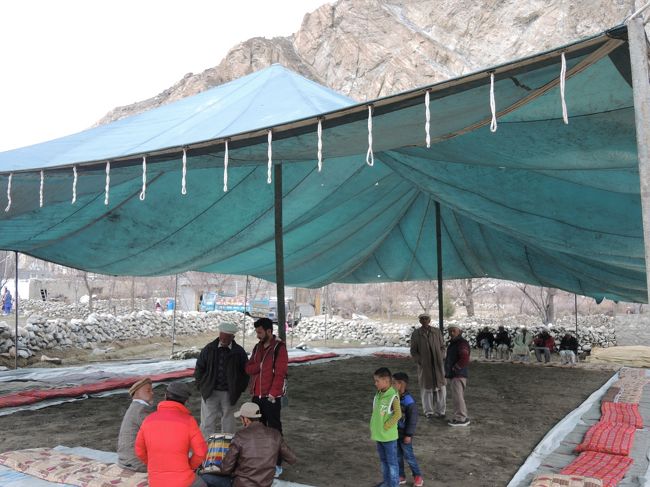 この大テントが宴会場になるようです。<br /><br /><br />カリームさんからは、宴会に参加するように言われたのですが、私は日本でも宴会は苦手。<br /><br />日本人となると「どこから来た？日本か。オハヨウゴザイマス　コンニチワ」「お上手ですね」なんて会話が繰り返されるのも面倒です。<br /><br /><br />マリームさんは親戚・友人との再会もあるでしょうから、彼はここに残して、私とドライバーは宴会が始まる前にカリマバードに帰ることにしました。