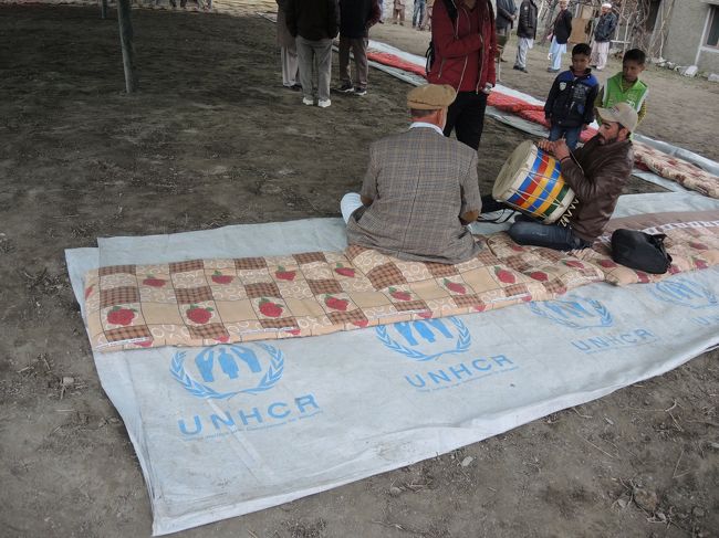 敷物になっているのはUNHCR（国連難民高等弁務官事務所）の物資の袋
