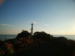 更に岬を目指すと長崎鼻灯台があります。