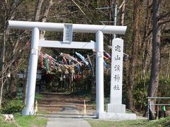 とりあえず歩いてみよう！
すぐに定山渓神社がありました。
そういえば明日はこどもの日だったな。鯉のぼりが気持ちよさそうに泳いでいます。