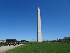 DCの中心に位置する東西約4kmの長方形の公園「モール」の中心に建つ「ワシントン記念塔」。1880年完成で高さ約169m。