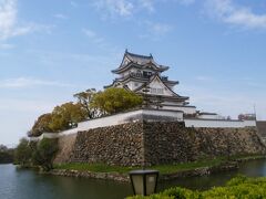 岸和田城。築城当時は5層の天守閣でしたが、1827年に落雷により焼失し1954年に再建された再興天守。現在は、鉄筋コンクリート造りの3層の天守閣となっています。
当時の城は、大阪防衛の重要な拠点であったため、岸和田藩は5万3千石という規模に対して、30万石級の大名に匹敵するほどの豪壮さだったらしいです。
