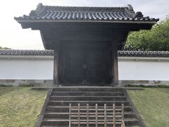 駅近くから自転車で水戸城方面へ戻る。弘道館の入口がわからず、三の丸を大回りして辿り着く。
この正門は国指定重要文化財に指定されている。