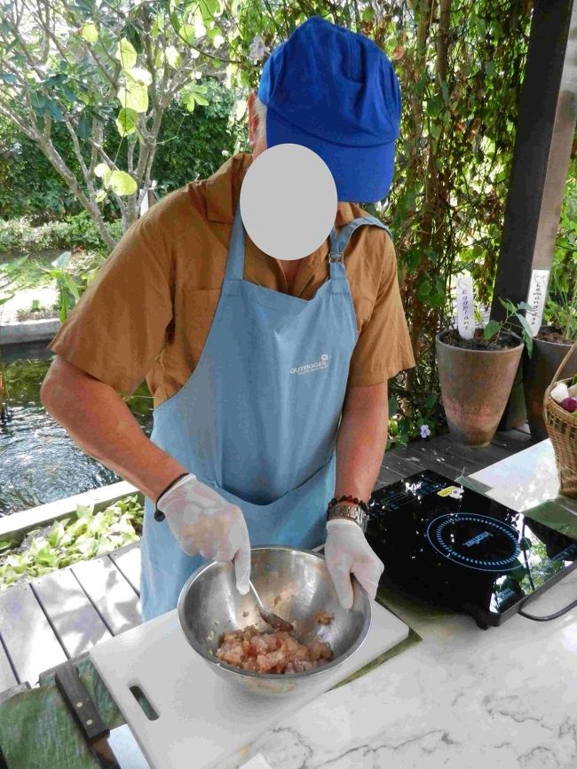 えびを荒くすったものと鶏肉のひき肉、にんにく、コリアンダーの根のみじん切り、調味料を混ぜ合わせます。調味料は、しょうゆ、ごま油、砂糖、こしょう。<br />そのあと手でねります。<br /><br />鶏肉入ってたんだ。この料理。