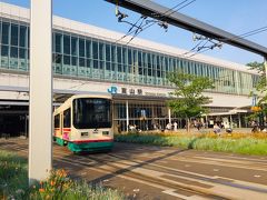 レンタカーを富山駅前店に返却し、ホテルに向かっています。
北陸新幹線開通と同時に新築されたＪＲ富山駅と、富山地方鉄道の市内電車。

