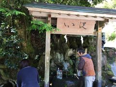 神社のお清めはこちらで。
ですが、先客が・・・。

喫茶店をしている方が大量のペットボトルに入れていました。
「店で出す前に煮沸はしていますが、味が全然違いますよ」とのことでした。