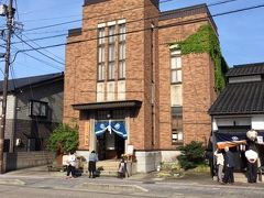 国道３０４号線沿いにあるのは「じょうはな織館」。
煉瓦造りのレトロモダンな建物は、昭和3年に建築された城端絹織物組合事務棟を利用したもので、 平成12年には国の有形文化財に登録されています。
城端は古くから絹織物が盛んだった土地柄。
また、五箇山と富山・高岡への交通には起点となって発展した街です。