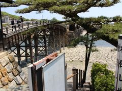 槍倒し松
ふと橋のたもとの松が、目に入りました。
この松は遥か昔、参勤交代に関係があるという説もあるみたいです。