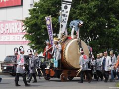 JR府中本町駅前を曳かれる御霊宮御先拂御太鼓　13:50頃

先輩Ｉさんと別々に来たのですが、混雑する大國魂神社で会えるでしょうか。