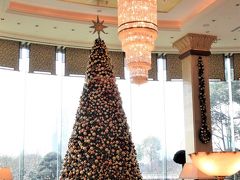 13:00
シャングリラホテルの中。
黄浦江側の入口から入ったら1階カフェにあったクリスマスツリー。