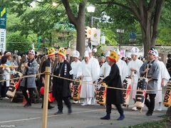 けやき並木通り　18:15頃

18:00に花火の合図で、6張りの大太鼓が打ち鳴らされ、”おいで”がスタート。
拝殿前から参道を進み、けやき並木通りまで出てくるのに15分ほど掛かります。