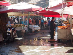 有名な魚市場。この日はあいにくの日曜日で市場は休みだったため今ひとつ活気がありませんでしたが、開いているお店もありました。