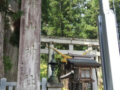 令和になって初日、各地の寺社では、1日の御朱印を求める行列がすごかったようですね。
1日は、神戸から金沢に移動しただけで、何もしていませんでしたが、３日は終日フリーとなったため、ドライブを兼ねて、富山の一之宮を回りました。

まずは、常願寺川をどんどんさかのぼって山の中に入っていくと、雄山神社中宮祈願殿に到着。
参道脇の駐車場に数台止められたので、駐車できました。
すぐ横には、立山博物館展示館があり、こちらはかなりの車両が駐車できそうです。
行かれたかたは、ぜひ、展示館に入ることをお勧めします。
立山信仰の成り立ちや、雄山神社の変遷、立山の自然など、興味深いです。
また、複製ですが、立山曼荼羅も展示、解説されているので、ぜひ。