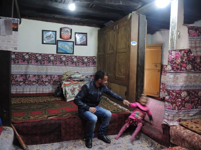 私はカリマバードに帰ることにしたので、「じゃ、帰る前に」ということで、カリームさんの家に案内されました。（現在は、イスラマバードかピンディに住んでおられると思うのですが）<br /><br />泣き叫んでいるのはカリームさんのお嬢ちゃん。突然の外国人の訪問に驚いたのでしょうか。男性はいとこかなんかの親戚の方。