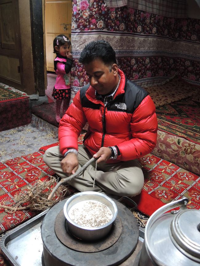 お嬢ちゃんは壁のかげで････