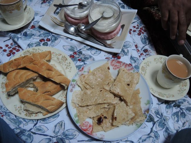 ローカルなお菓子<br /><br />右のお菓子は「Galmandi」という名前のよです。