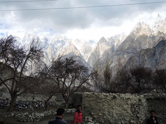 お茶をいただいて外に出ると、雲に隠れていた山々が間近に迫って見えます。