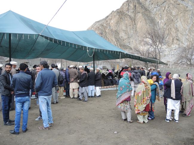 結婚式の方は、すでに大勢が集まって、まさにこれから･･･という感じです。