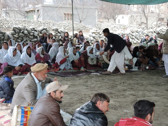 一応、アルコールはご法度の国ですから、参加者にお茶がふるまわれています。