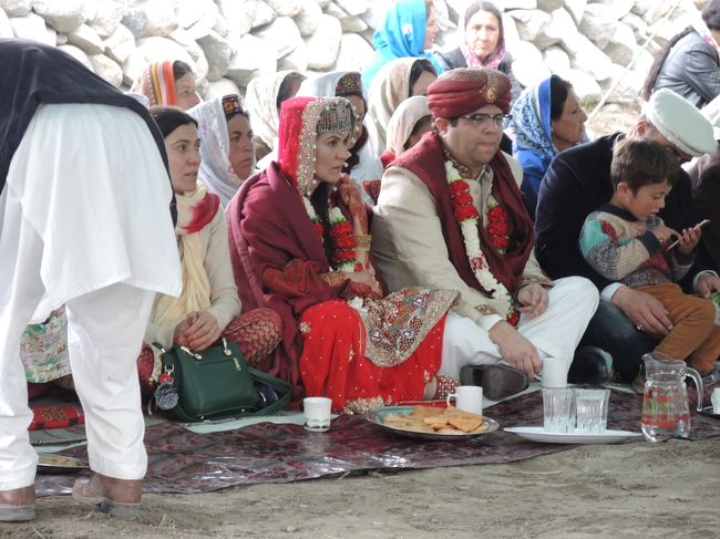 新郎新婦も席についています。