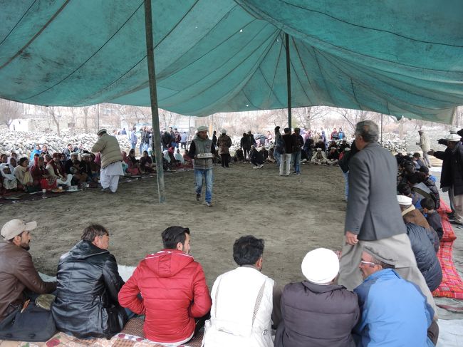 天気も持ち直しましたので、これからこのテントでダンスなどに興じるのでしょう。