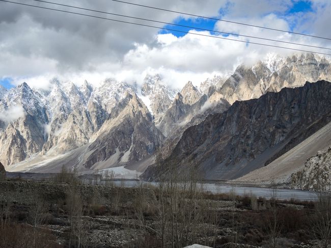 結婚式の宴を後にして、私とドライバー氏はカリームさんを村に残しカリマバードへ。<br /><br /><br />雲が一部残りながらも日に照らされた山々は、「幽玄」というか、神々しい美しさです。